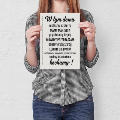 Plakat metalowy W tym domu kochamy Prezent
