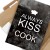 Plakat metalowy Kiss the cook black Prezent