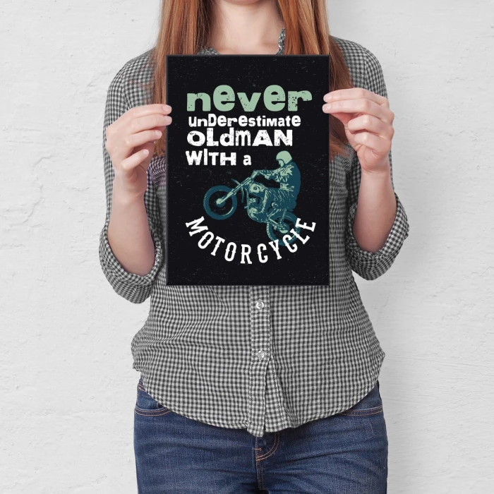 Plakat metalowy never underestimate Prezent