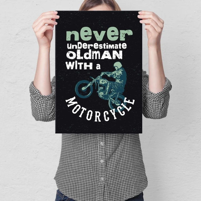 Plakat metalowy never underestimate Prezent