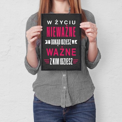 Plakat metalowy ważne z kim idziesz Prezent