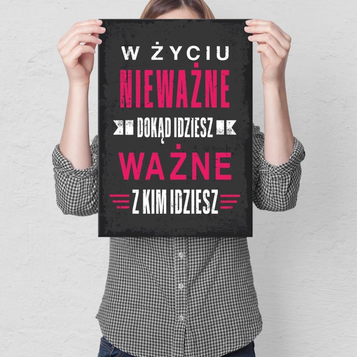 Plakat metalowy ważne z kim idziesz Prezent