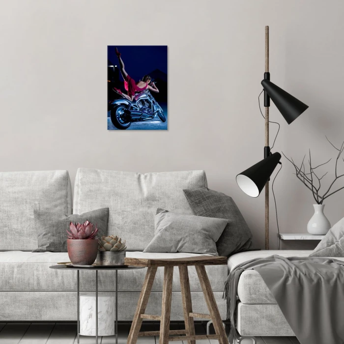 Plakat metalowy Kobieta na motocyklu Prezent