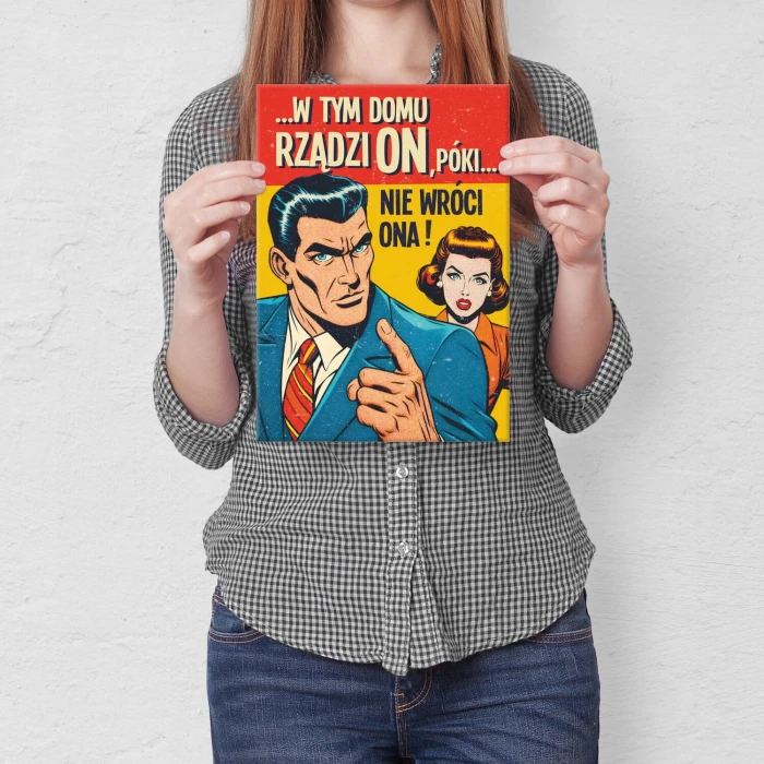 Plakat metalowy W TYM DOMU RZĄDZI ON Prezent