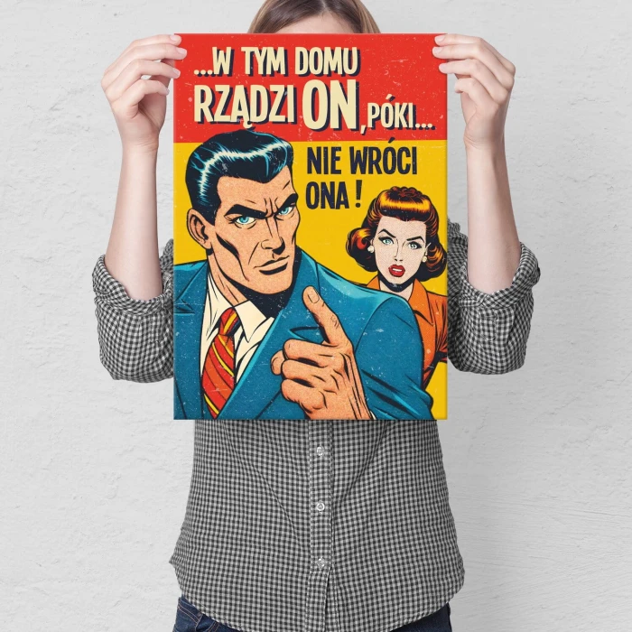 Plakat metalowy W TYM DOMU RZĄDZI ON Prezent