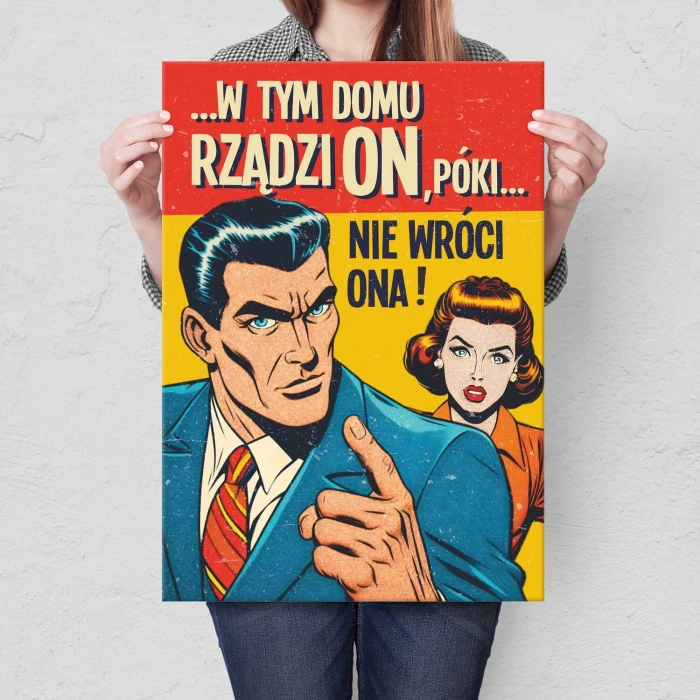 Plakat metalowy W TYM DOMU RZĄDZI ON Prezent