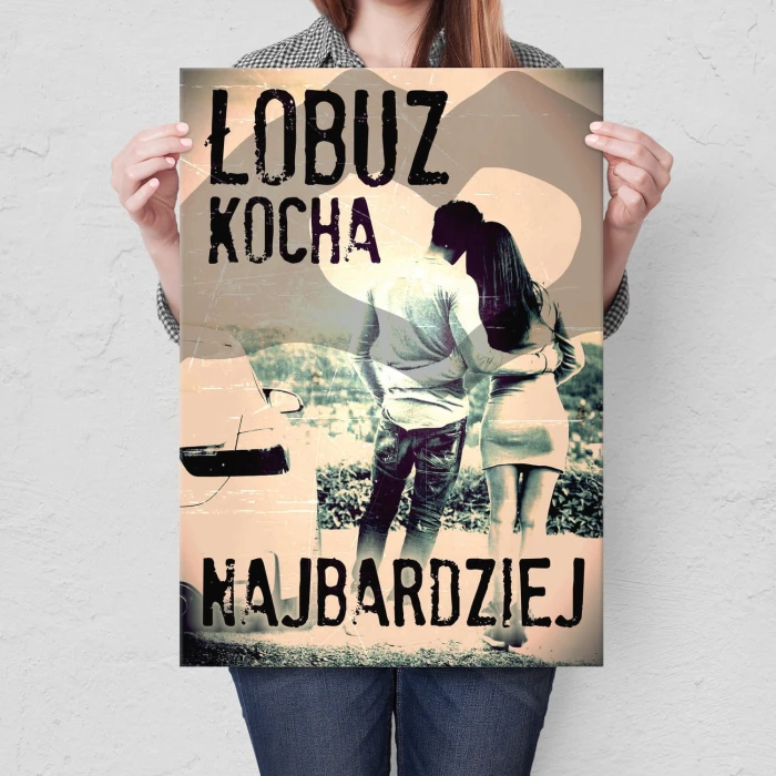 Plakat metalowy Łobuz kocha najbardziej Prezent