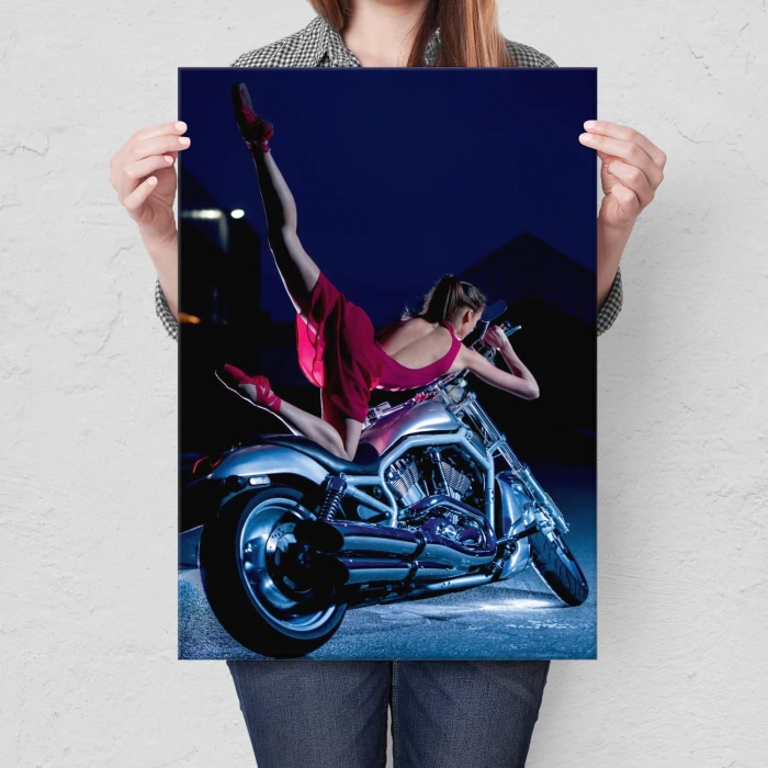 Plakat metalowy Kobieta na motocyklu Prezent