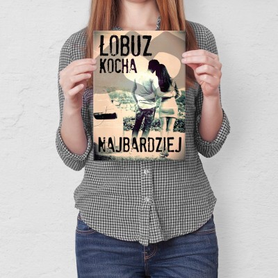 Plakat metalowy Łobuz kocha najbardziej Prezent