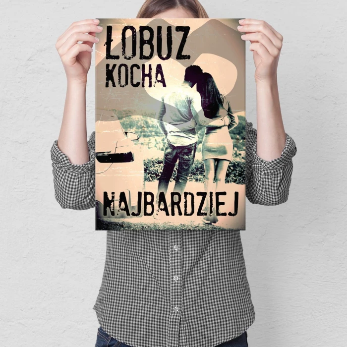 Plakat metalowy Łobuz kocha najbardziej Prezent