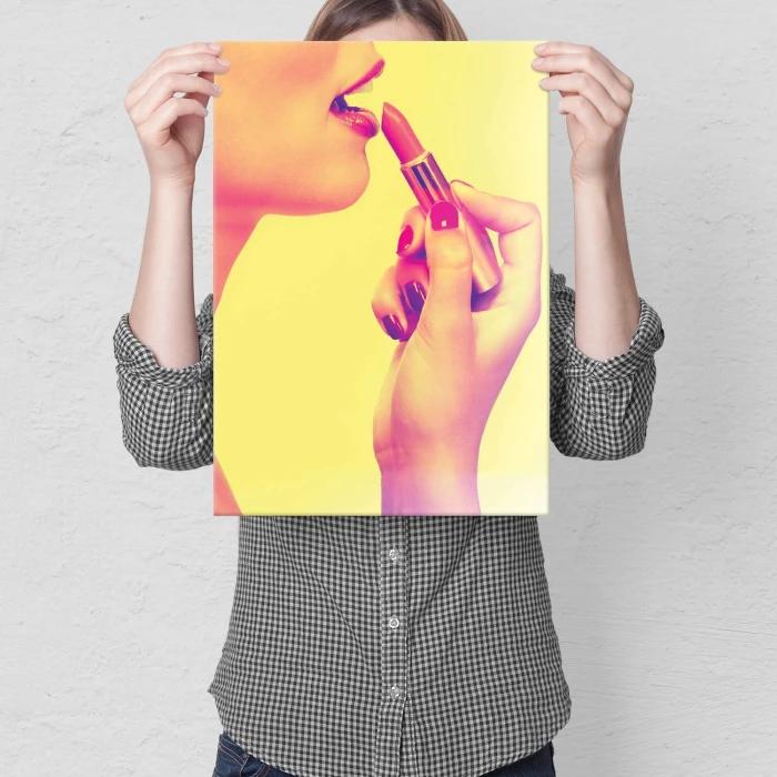 Plakat metalowy Kobieta z pomadką Prezent